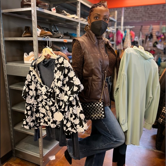 Meet your Posher, Sharon - Picture 3 of 4